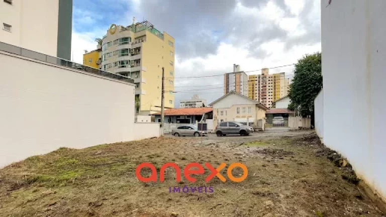 Imagem Terreno Espaçoso e Estratégico para Investimento!
