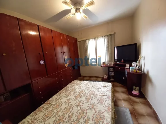 Imagem Casa Térrea com 178 m² de A.C. com 02 dormitórios, sala ampla, cozinha e 2 vagas de Garagens. Nos fundos 01 apartamento, e uma suíte na parte de cima