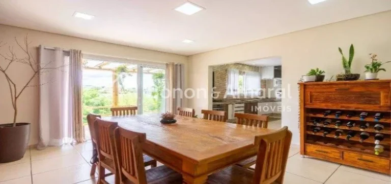 Imagem Esta charmosa casa está disponível para venda em um condomínio tranquilo na cidade de Valinhos. E...