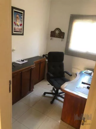 Imagem Sobrado à venda em Alphaville Barueri SP com 5 suítes, 4 vagas de garagem, piscina e 480m².