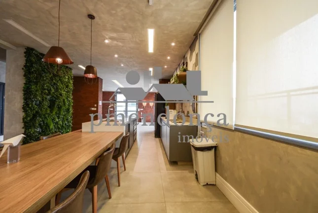 Imagem Apartamento na região de Pinheiros com 1 dormitório e 1 vaga, 30m²