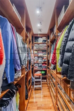 Imagem Apartamento em rua tranquila da Vila Madalena com 4 suítes e 5 vagas, 210m²