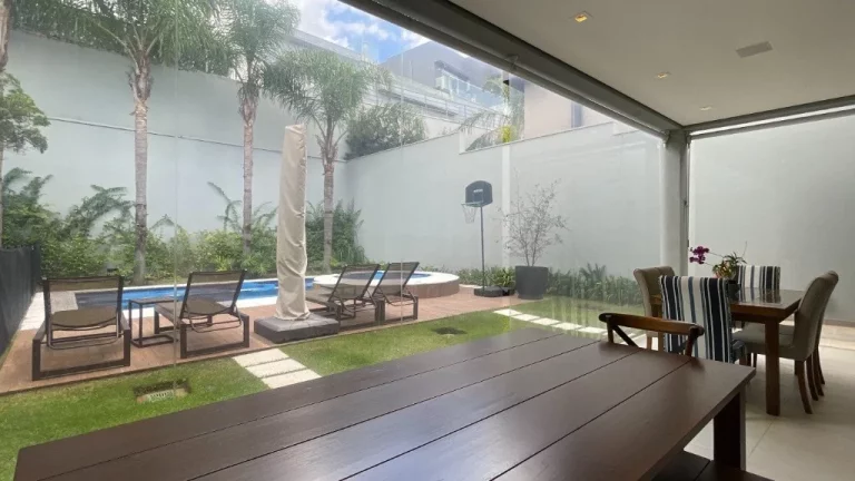 Imagem Imperdível casa em condomínio de luxo no Residencial Tamboré 10 em Santana de Parnaíba-SP: 4 quartos, 4 suítes, 5 banheiros, 4 vagas, 566m²!