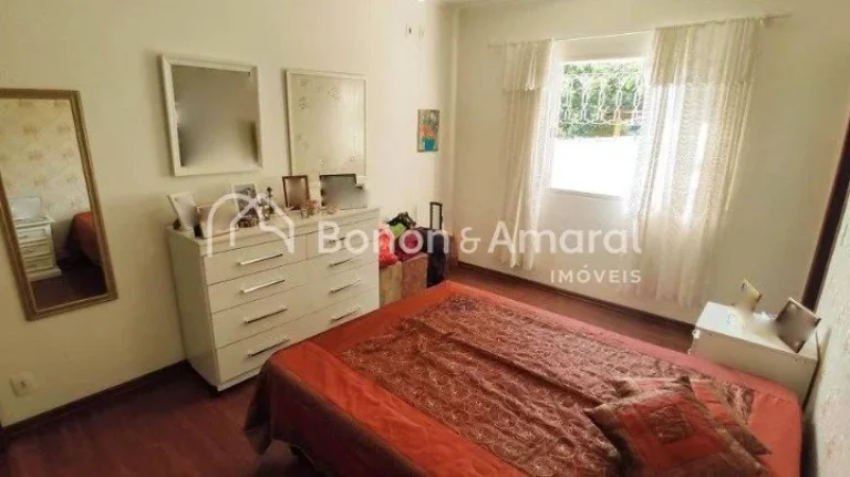 Imagem Casa com vista panorâmica para bosque, construída em rua tranquila sem saída. Na área social, en...