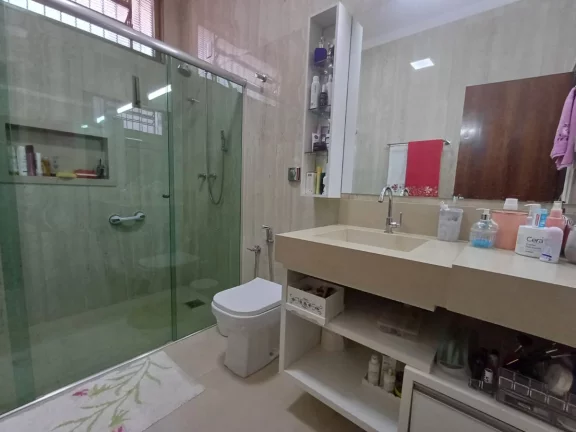 Imagem Sobrado para venda em Vila Santo Antônio com 4 quartos, sendo 2 suítes, 228m2