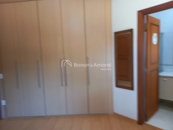 Imagem Encante-se com esta belíssima casa que oferece 4 suítes, incluindo uma suíte master com hidro e d...