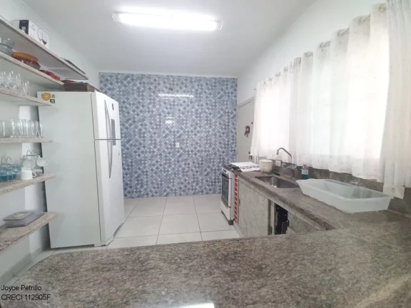 Imagem Casa com 6 dormitórios e a 600m da praia. A venda em Peruíbe