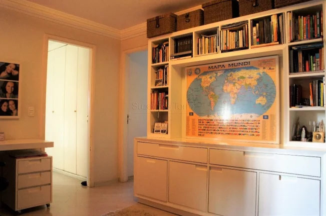 Imagem Apartamento de 191m², em andar alto. Living amplo com lareira e varanda gourmet. Possibilidade de i...