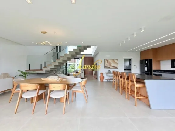 Imagem Sobrado com 04 suítes, 220m² mobiliado e decorado