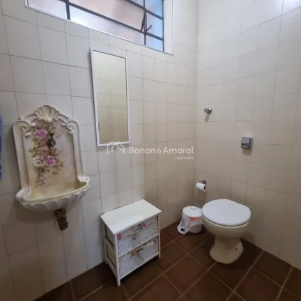Imagem Encantadora casa em estilo colonial, do tipo sobrado, que une conforto, espaço e charme em cada det...