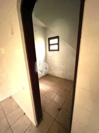 Imagem CASA À VENDA COM TERRENO DE 1500 M², POÇO ARTESIANO, 4 DORMS (2 SUITES), 3 SALAS, SENDO 1 COM LAREIRA, COZINHA COM ARMÁRIOS E DISPENSA, MAIRIPORÃ, SP.