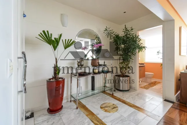 Imagem Apartamento no Itaim Bibi com 3 quartos (1 suíte) e 2 vagas, reformado.