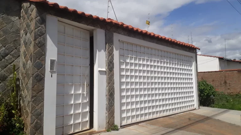 CASA RESIDENCIAL Á VENDA NO BAIRRO PARQUE UNIVERSITARIO