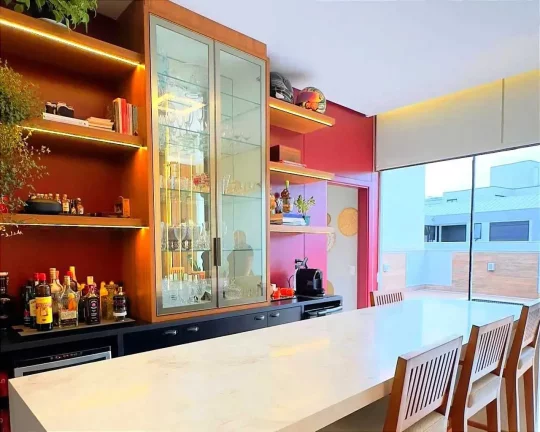 Imagem Casa mobiliada em condomínio fechado com 3 suítes e 4 vagas de garagem em Camboriú