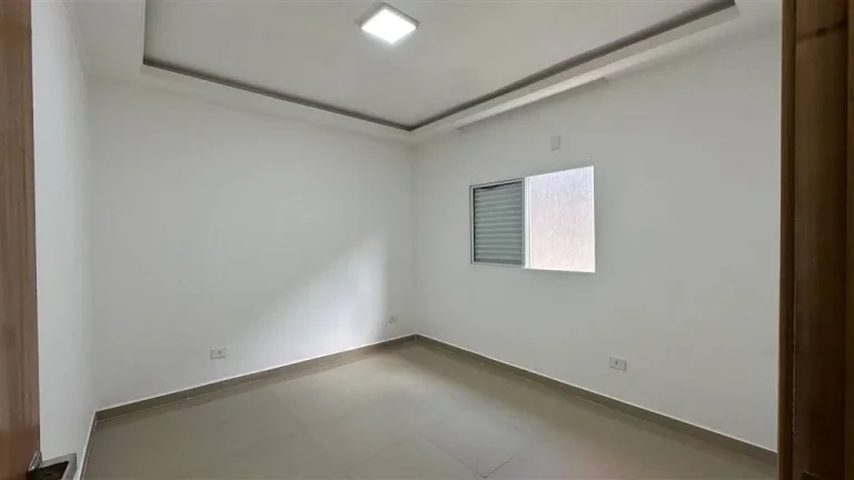 Imagem Espaçosa Casa Geminada à Venda no Mirim, Praia Grande - 2 Quartos