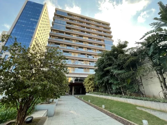 Apresentamos esta sala comercial de 33 metros quadrados, 1 banheiro e 1 copa, além de 1 vaga de gar...