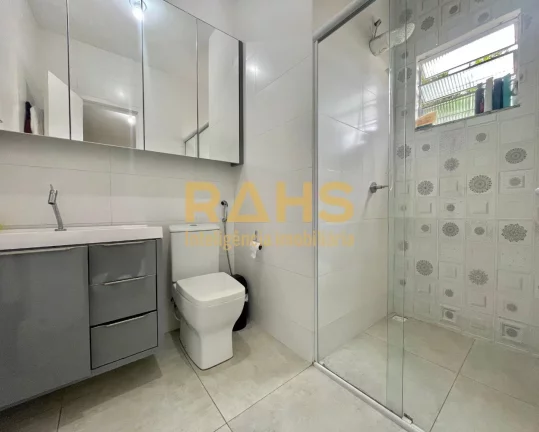 Imagem Casa Plana Parcialmente Averbada, aceita financiamento, com 1 suíte e 2 quartos, 2 vagas de garagem...