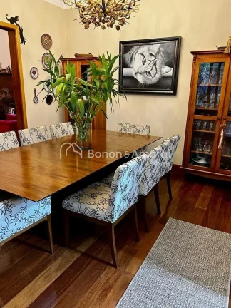 Imagem Casa térrea com 3 quartos (todos suítes, sendo a máster com closet), em terreno de 750 m² e 374 ...