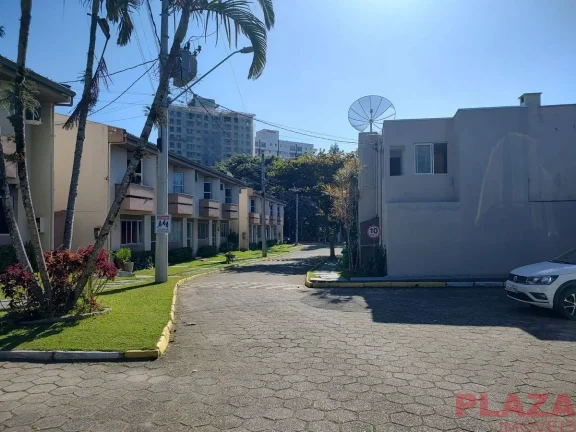 Imagem Sobrado Mobiliado em Condomínio Fechado – 2 Quartos | Área Privativa | Lazer Completo | Próx. Praia Brava e Amores | Balneário Camboriú