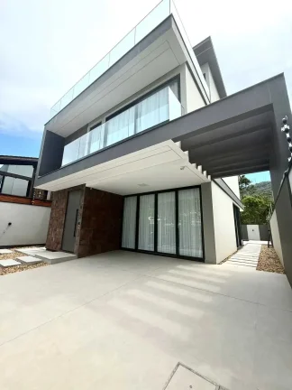 Imagem Casa com 4 dormitórios sendo 4 suítes e 2 vagas de garagem em Balneário Camboriú/SC