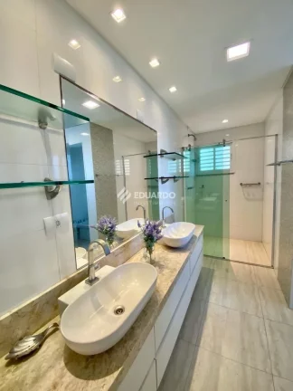 Imagem Casa Frente Mar com 7 dormitórios à venda sendo 5 suítes, 425 m² – Meia Praia –
