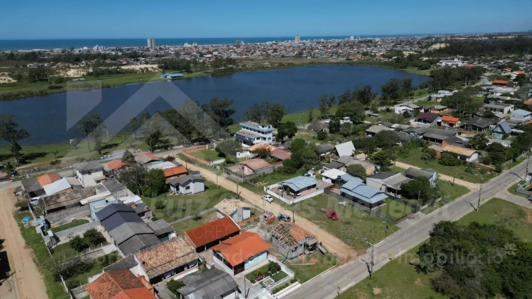 Imagem Casa de alvenaria com 4 Dormitórios a 50m da Lagoa dos Freitas - BalneárioRincão/SC