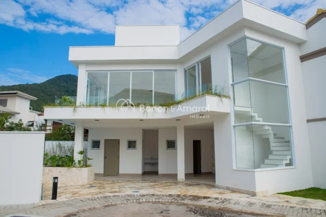 Imagem Casa a venda pronta para morar, na Praia das Cigarras em São Sebastião, localizada em condomínio ...
