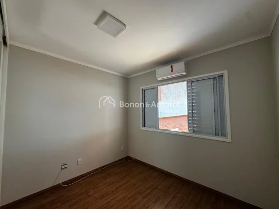 Imagem Encante-se com esta charmosa casa à venda em um dos condomínios mais desejados do bairro! Com ambi...