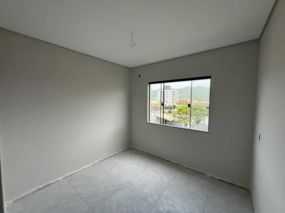 Imagem Apartamento de dois dormitórios, sendo uma suíte, sacada com churrasqueira e uma vaga de garagem no bairro de Gravatá, em Navegantes - Adriano Carpes imóveis vende