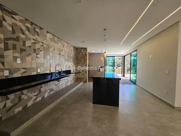 Imagem Moderna e recém-construída, esta casa térrea oferece conforto e elegância em cada detalhe. Com p...