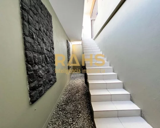 Imagem Para quem busca um bom investimento no bairro Iririu Sobrado possuindo na parte superior : 2 dormitÃ...