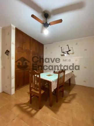 Imagem Casa grande com piscina e sustentabilidade.