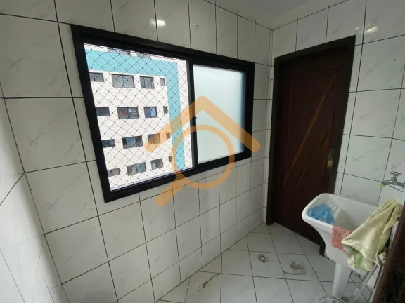 Imagem Imperdível! Apartamento à venda em Praia Grande-SP, Canto do Forte. 2 quartos, 1 suíte, 2 salas, 3 banheiros, 1 vaga. Condomínio Palm Beach, a 300m da praia.