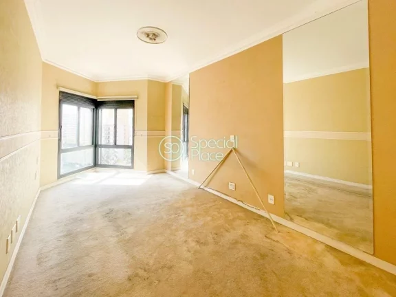 Imagem Apartamento enorme. São 215m2 de área útil, 3 dormitórios ( 3 suítes ) e 4 vagas na garagem. Li...