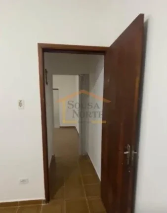 Imagem Casa térrea com 120m², abaixo do nível da rua, acesso lateral por escada, com cozinha, copa, sala...