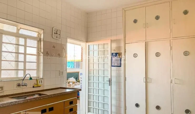 Imagem Casa grande e confotável à venda no tradicional e bem conceituado bairro Vila Nogueira, localizado...