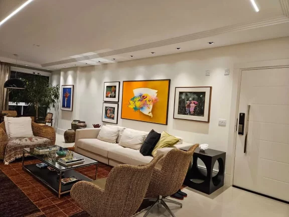 Imagem Apartamento com 4 dormitórios sendo 2 suítes e 4 vagas de garagem no Centro de Balneário Camboriú