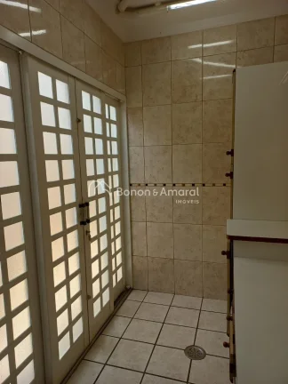 Imagem Localizada no sofisticado Residencial Parque dos Ipês, esta casa impressiona pelo espaço generoso ...