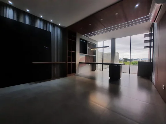 Imagem Excelente Barracão medindo 786m² sendo 490m² térreo e 288,65m² no 2° pavimento.Térreo contém 6 salas, 1 cozinha, 1 refeitório, 3 bwc.2° pavimento contém 6 salas, 1 cozinha, 3 bwc.Barracão todo mobiliado com 7 metros de pé direito. 