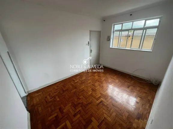 Imagem Garagem fechada, que pode ser utilizada para pequeno comércio.