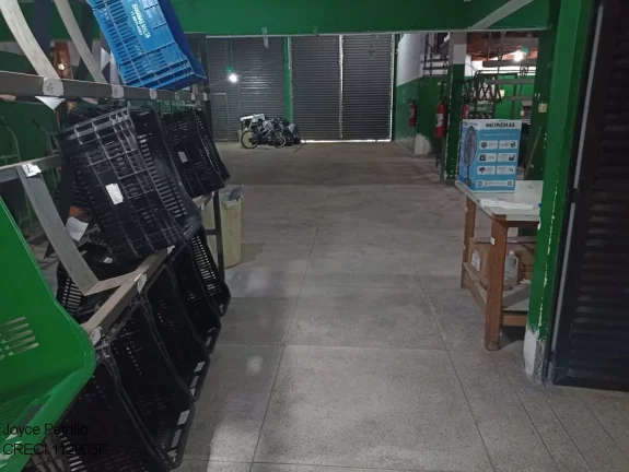 Imagem Galpão comercial com 2 mezaninos, cozinha e 3 banheiros. Localização estratégica em Peruíbe. Ideal para empresas. Agende sua visita!