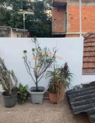 Imagem Casa térrea com 120m², abaixo do nível da rua, acesso lateral por escada, com cozinha, copa, sala...