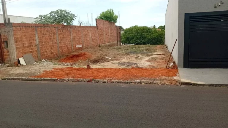VENDE-SE ÓTIMO TERRENO PLAINO, MURADO DE 02 LADOS