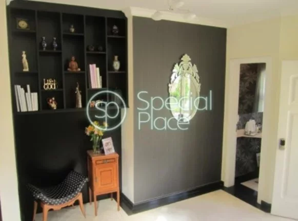 Imagem Casa em condomínio com 610m², reformadíssima, muito iluminada e clean. Amplo living para dois amb...