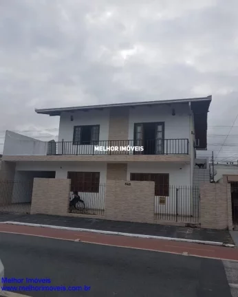 Imagem Casa à Venda com 05 Dormitórios sendo 01 Suíte, com Churrasqueira a Carvão, com Ampla Varanda, localizada no Centro em Balneário Camboriú.