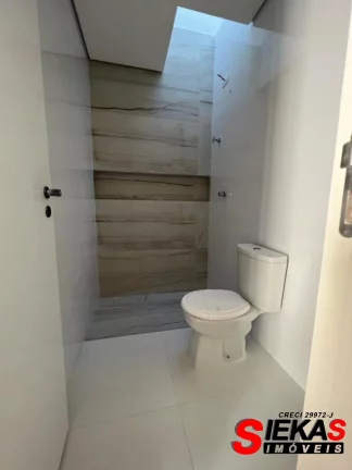 Imagem Venha conhecer o seu novo lar no coração do Tatuapé! Este belíssimo sobrado de alto padrão oferece todo o conforto e sofisticação que você merece.