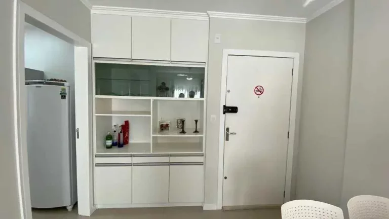 Imagem Apto mobiliado com 1 dormitório e 1 vaga de garagem na Av. Brasil em Balneário Camboriú