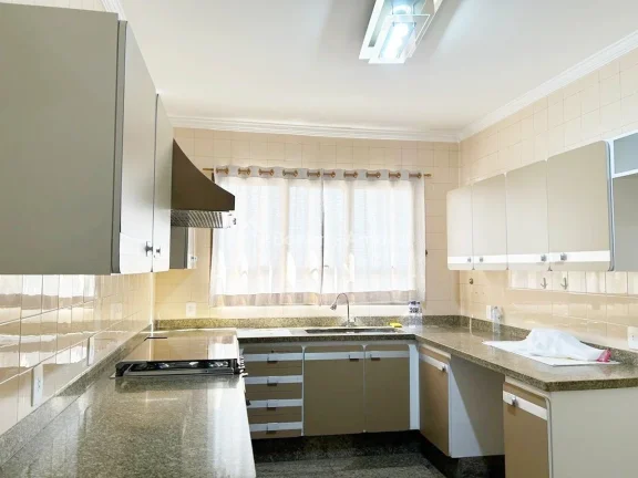 Imagem MORE NUM AMPLO APARTAMENTO DE 208m² !!!

Sala ampla para 3 ambientes, sala de almoço e sala de jan...