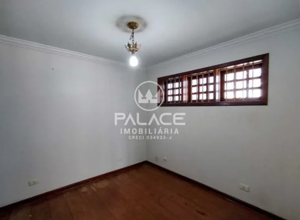 Imagem Excelente casa de esquina localizada na região mais nobre de Piracicaba.
 Mede 499m² de terreno e ...