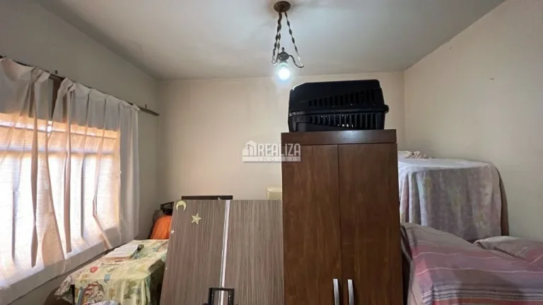 Imagem Casa padrão à venda no Fabrício, Uberaba - 4 dormitórios, 2 banheiros, garagem coberta